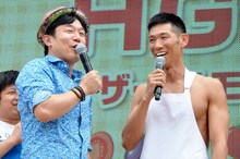 レイザーラモンHGとペナルティ・ヒデ（左）。