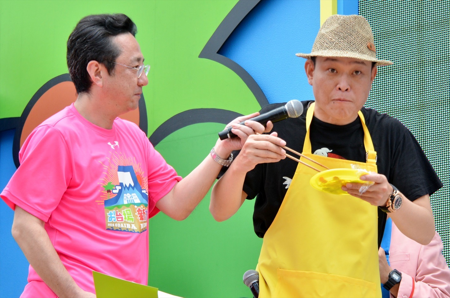 サラダを試食する千原せいじ（右）。