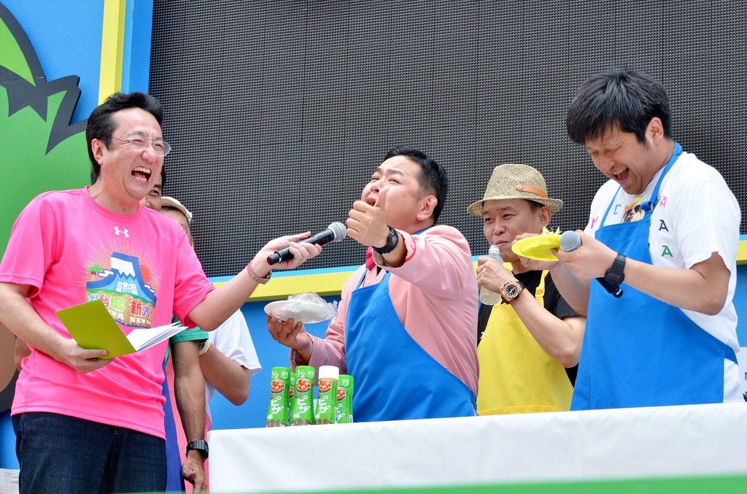 サラダを試食して近藤真彦のモノマネをするダイノジ大地（中央）と、ダイノジ大谷（右）。