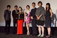 「土曜プレミアム スペシャルドラマ『アウトバーン マル暴の女刑事・八神瑛子』」の完成披露試写会に出席した南海キャンディーズ・しずちゃん（右から2人目）ら。