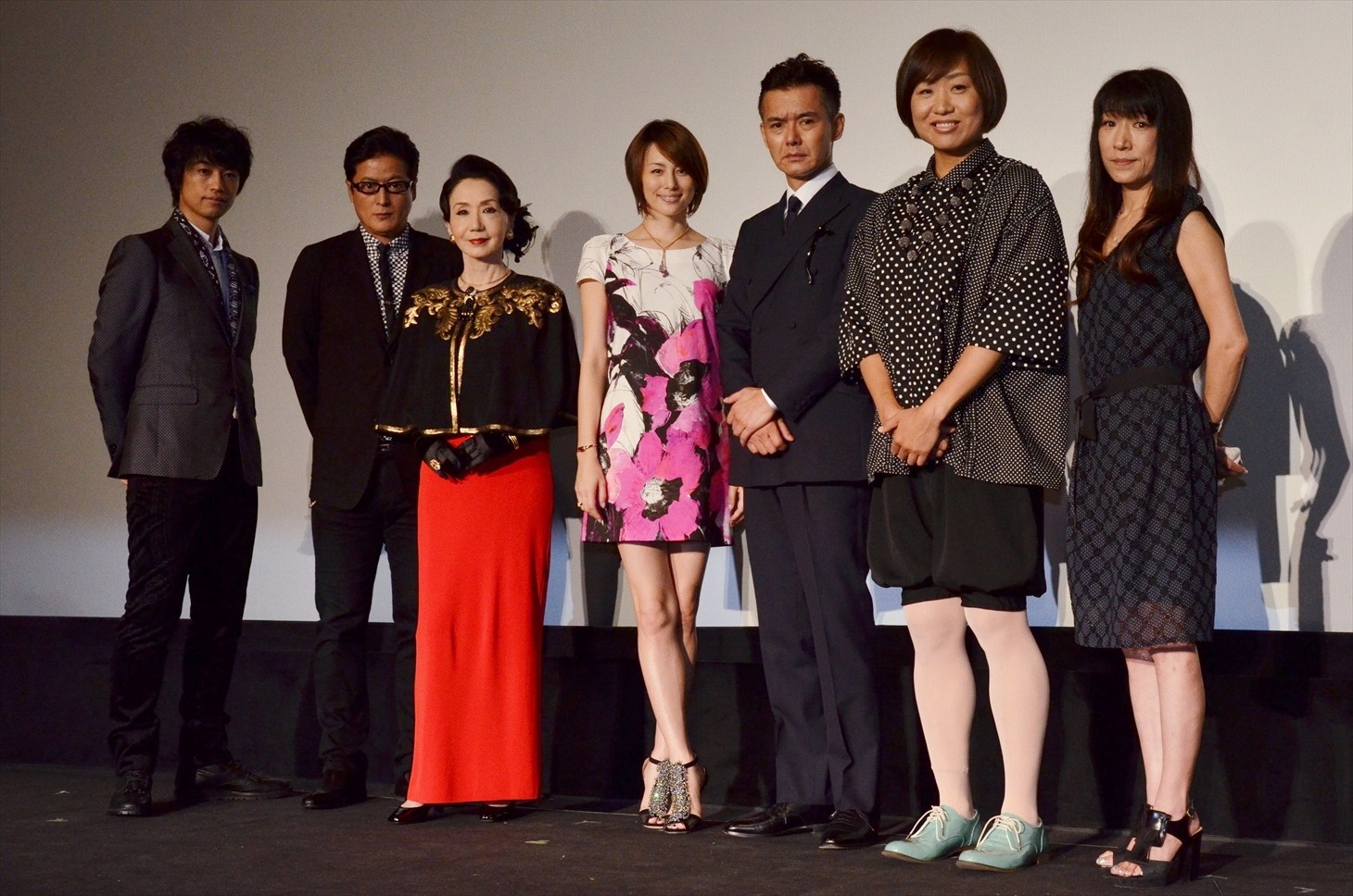 「土曜プレミアム スペシャルドラマ『アウトバーン マル暴の女刑事・八神瑛子』」の完成披露試写会に出席した南海キャンディーズ・しずちゃん（右から2人目）ら。