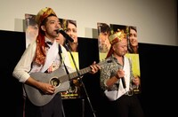 「僕なりのプロポーズ」を歌唱するどぶろっく。