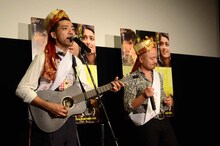 「僕なりのプロポーズ」を歌唱するどぶろっく。