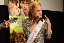 歌唱中のどぶろっく江口。