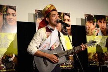 歌唱中のどぶろっく森。