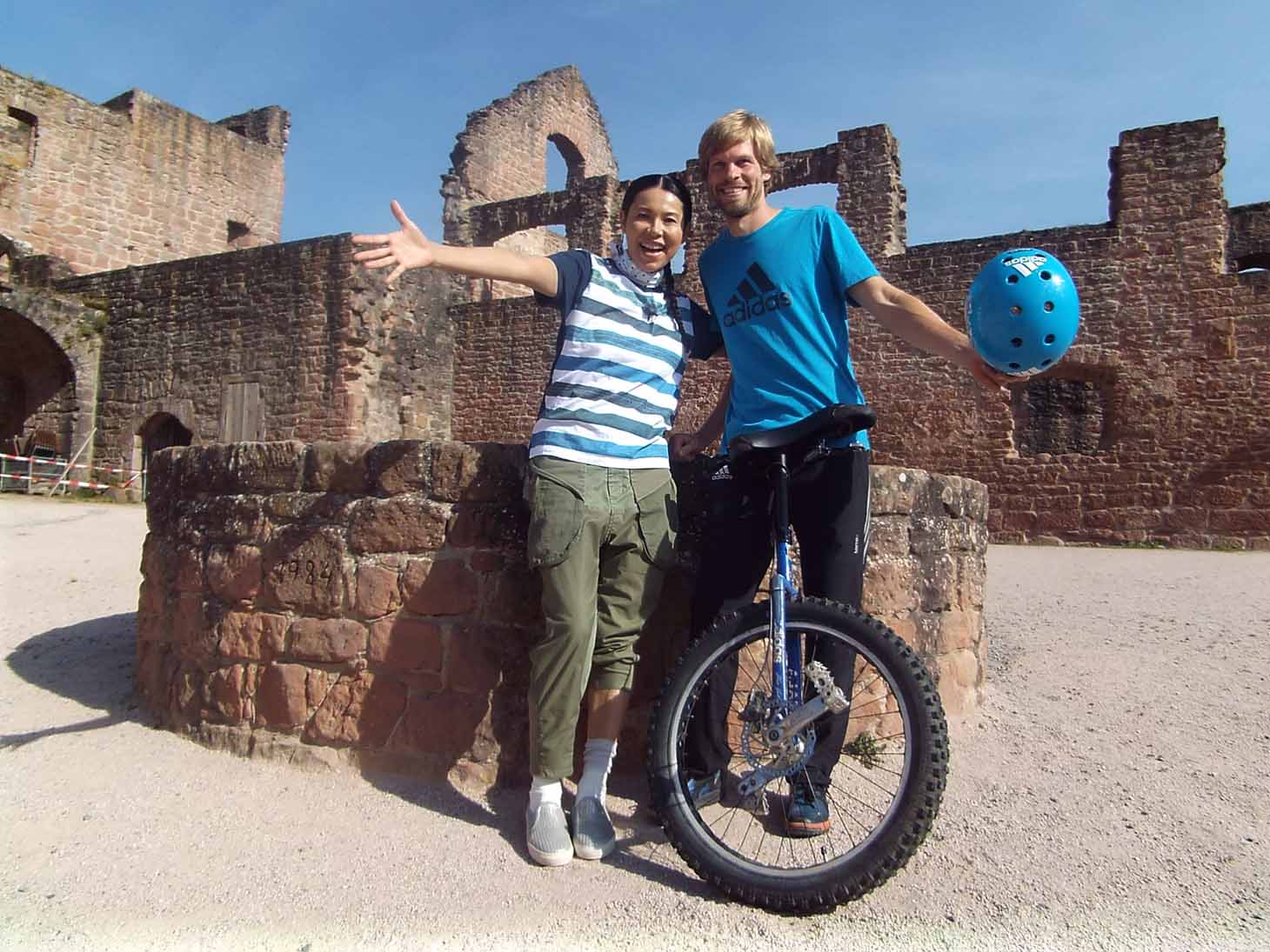 「危ないからヤメなさいっ！」に登場するチャレンジャー（右）と林マヤ。(c)テレビ東京