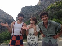 「危ないからヤメなさいっ！」に登場するチャレンジャー（両端）と橋本志穂。(c)テレビ東京