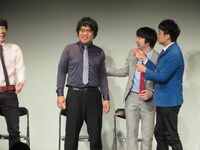 「しもぶくれ顔が自分と似てる」と橋本のメガネをかけさせられた戸矢。