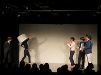 コーヒーカップとなって現れ、ガムシロップを投げつける浜口。