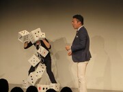 サイコロ人間にギャグをさせられた奥田。