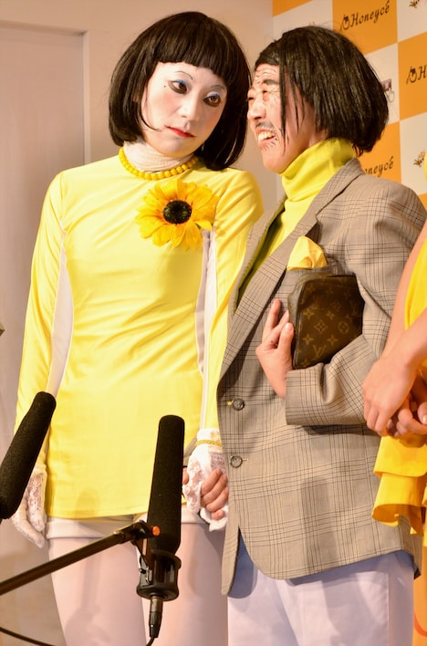 囲み取材に出席する日本エレキテル連合。