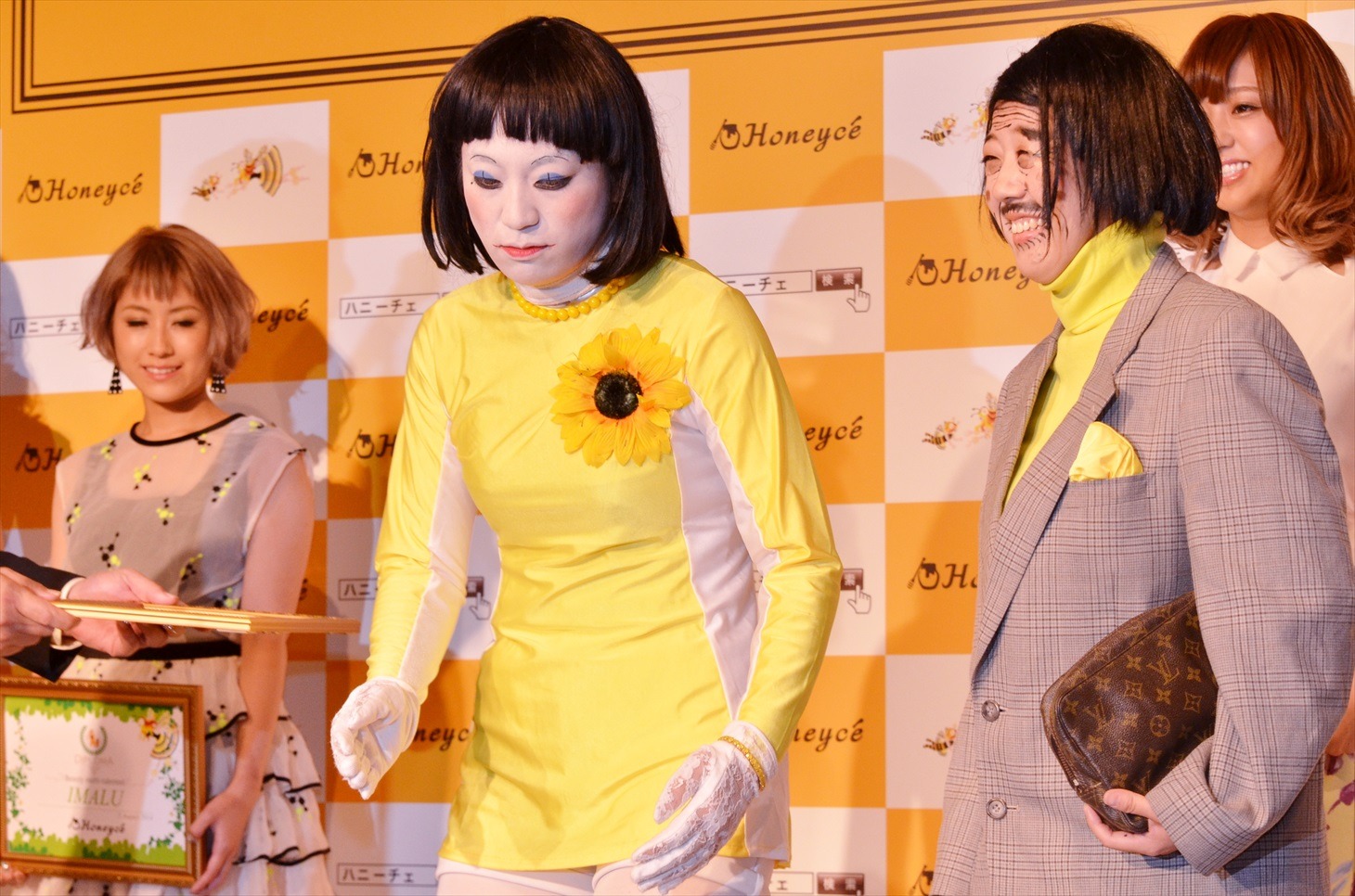 表彰楯を受け取ろうとしない朱美ちゃんこと日本エレキテル連合・橋本（中央）。