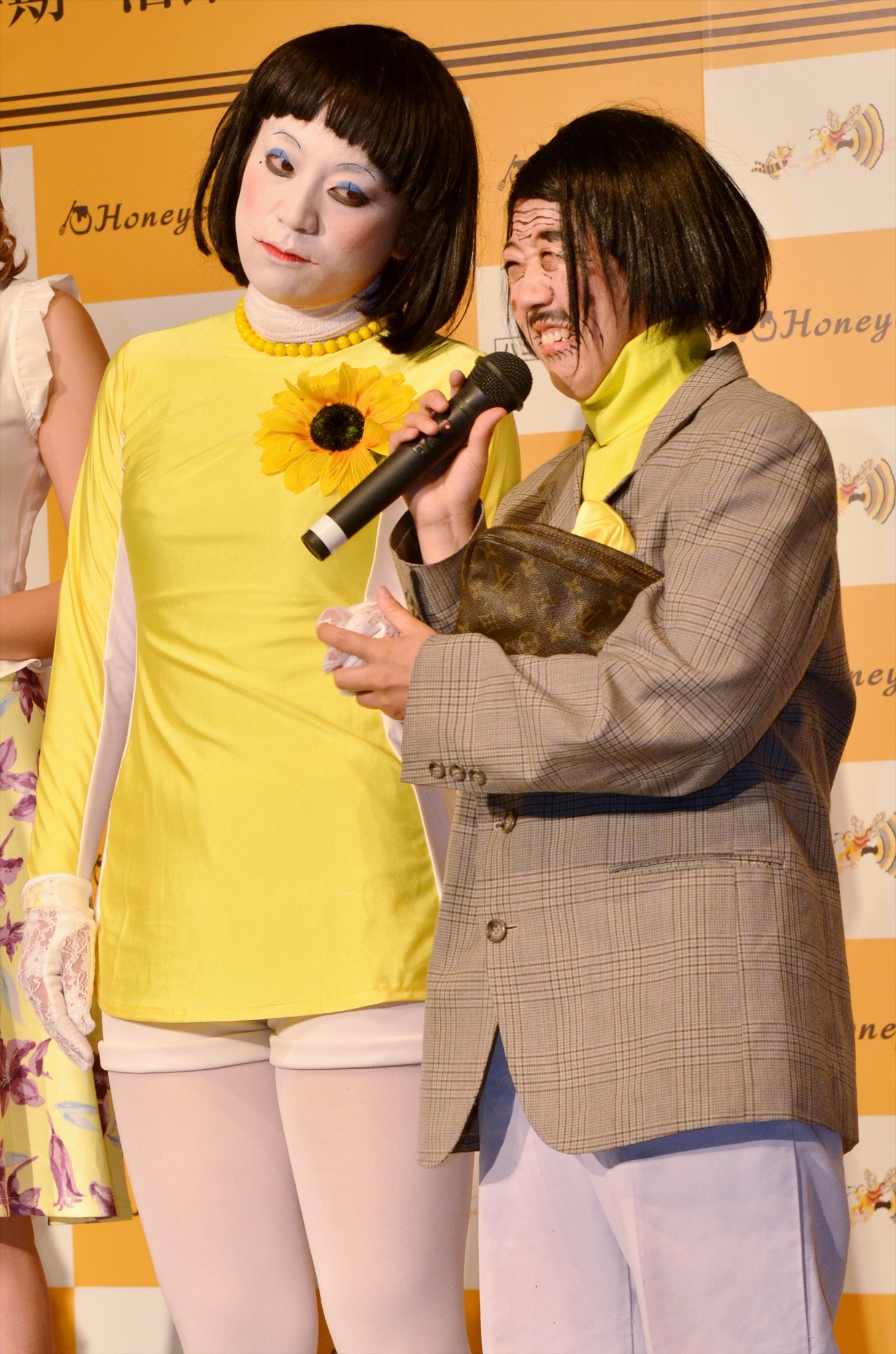 「未亡人朱美ちゃん3号」のコントを披露する日本エレキテル連合。