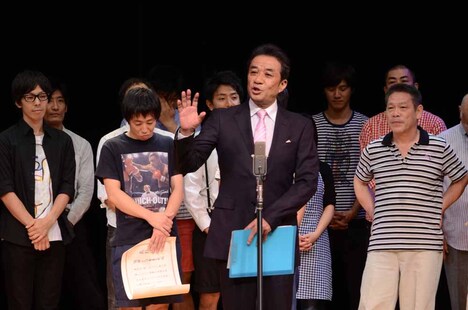 総評を述べる渡辺正行。