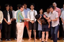 優勝したさらば青春の光には小松政夫から表彰状が授与された。