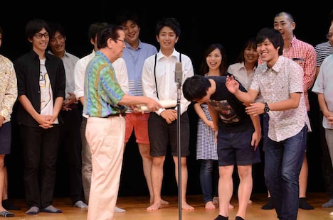 優勝したさらば青春の光には小松政夫から表彰状が授与された。