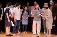 若手を前にボケまくるコント山口君と竹田君（手前右2人）。