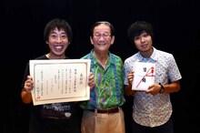 優勝したさらば青春の光と小松政夫（中央）。