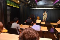 男性陣の質問に答える入江。