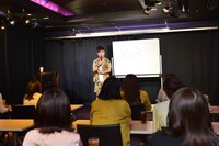 女性陣の質問に答える入江。