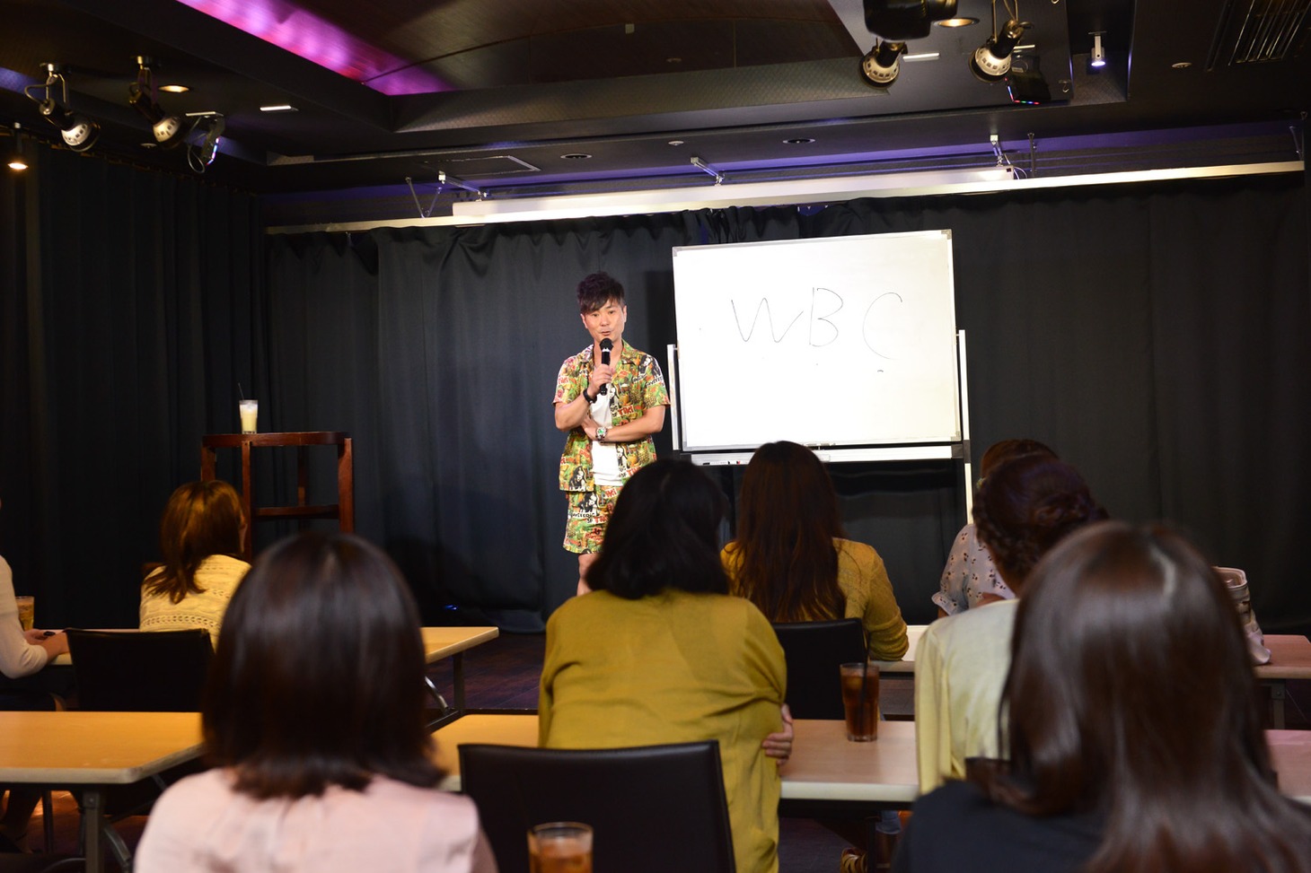 女性陣の質問に答える入江。