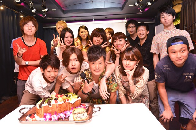 アルバイト・求人情報サイト「an」とお笑いナタリーとのコラボレーション企画「カラテカ入江によるコミュニケーション講座＆実践合コン」記念写真。