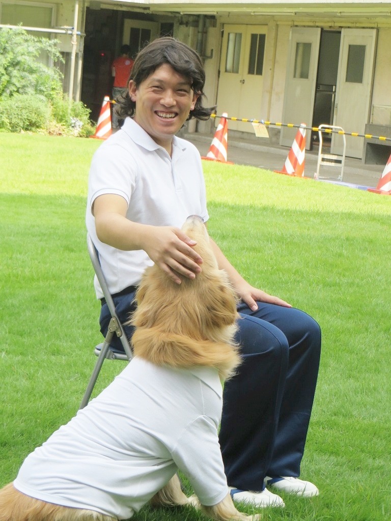 「あたりまえ体操、わんちゃんと一緒バージョン」撮影中のCOWCOW善しと愛犬パル。