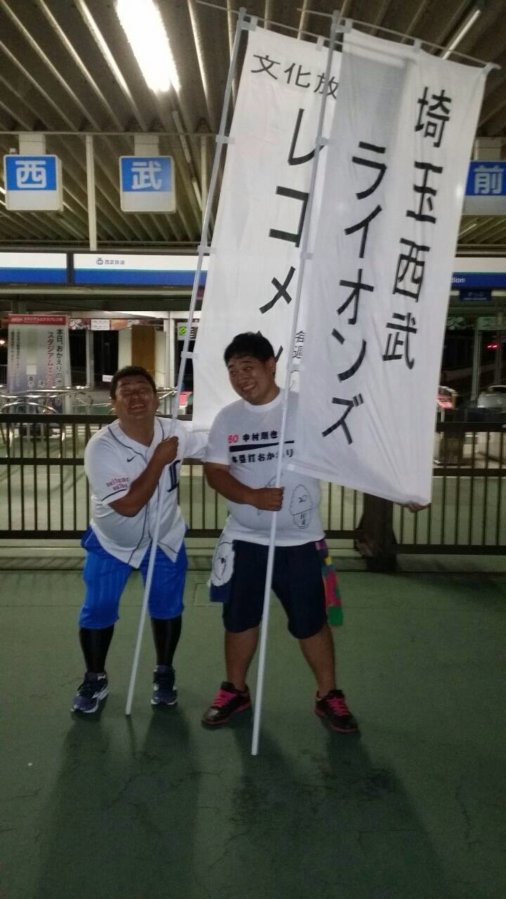 出発地点に立つオテンキのりと三拍子・久保（左から）。