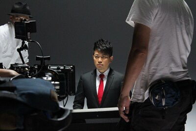 「スカルプD 薬用スカルプシャンプー」の新CM撮影に臨む雨上がり決死隊・宮迫。