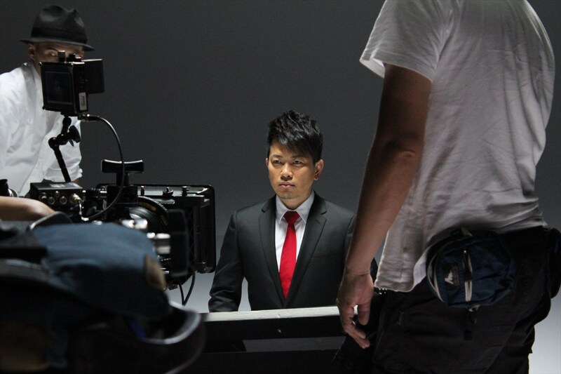 「スカルプD 薬用スカルプシャンプー」の新CM撮影に臨む雨上がり決死隊・宮迫。