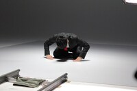 新CMで土下座をする雨上がり決死隊・宮迫。