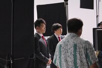 雨上がり決死隊（中央）。