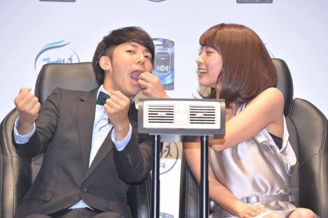 ガムを食べさせてもらうピース綾部。