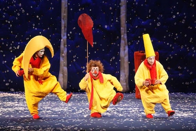 「SLAVA’S SNOWSHOW（スラバのスノーショー）」東京公演のワンシーン。
