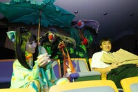 「SLAVA’S SNOWSHOW（スラバのスノーショー）」を鑑賞中のプリンセス天功と石井一久。