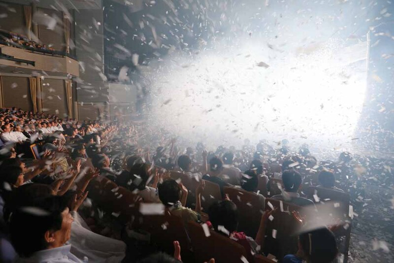 「SLAVA’S SNOWSHOW（スラバのスノーショー）」東京公演のワンシーン。