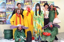 公演後の会見に出席したキングコング西野（後列右から2人目）。