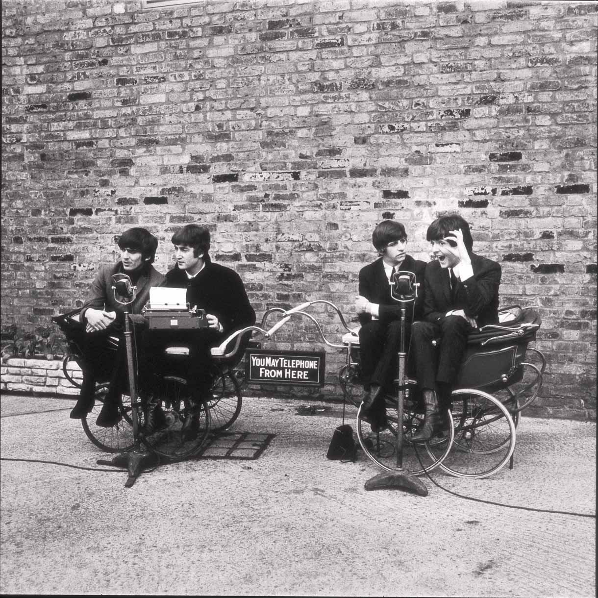 「A HARD DAY’S NIGHT」のワンシーン。(c)Bruce & Martha Karsh