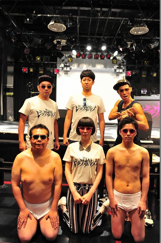 ビッグポルノ解散ライブ会見の模様。(c)吉本興業