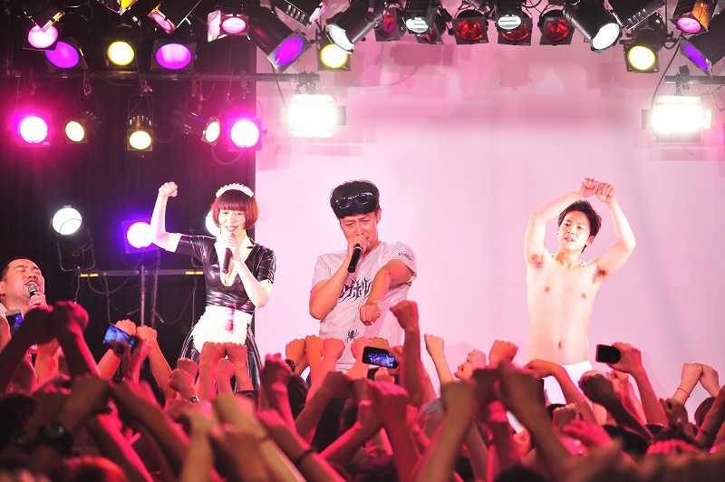 ビッグポルノ解散ライブの模様。(c)吉本興業