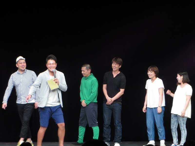 コーナー開始早々「バランスが悪い！」とツッコむ瀬下（左から2番目）。