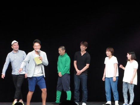 コーナー開始早々「バランスが悪い！」とツッコむ瀬下（左から2番目）。