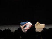 「体が重い」と犬に抱きつく橋本。