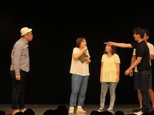 じゃんけんで揉める野性爆弾を止める橋本。