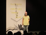 ハッピーデビルキャップをかぶった中野。