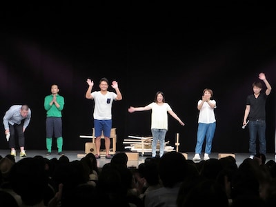 天竺鼠、日本エレキテル連合、野性爆弾出演のネタライブ「超・奇天烈コントライブ『不思議な時間』」エンディングの様子。