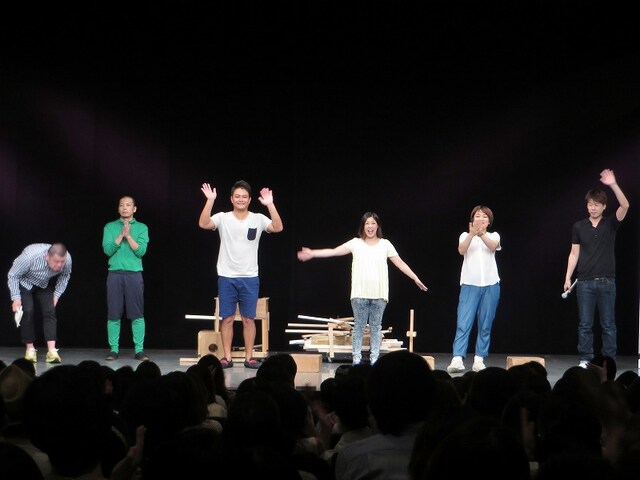 天竺鼠、日本エレキテル連合、野性爆弾出演のネタライブ「超・奇天烈コントライブ『不思議な時間』」エンディングの様子。