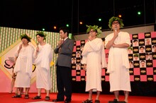 左から、バナナマン、劇団ひとり、おぎやはぎ。