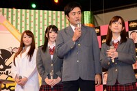 左から、白石茉莉奈、上原亜衣、劇団ひとり、小島みなみ。