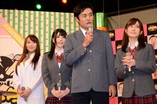 左から、白石茉莉奈、上原亜衣、劇団ひとり、小島みなみ。